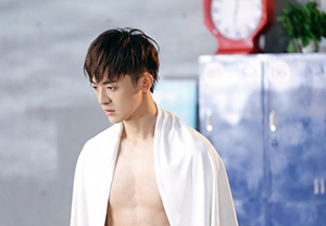 由趙志偉、徐洋、張瑞涵、王菁等主演，黃元達(dá)執(zhí)導(dǎo)、尤丹任制片人的高能青春氧氣劇《蔚藍(lán)50米》近日開播。主演趙志偉與氧氣少年團(tuán)、魔鬼教練展開了一場(chǎng)相愛相殺，為夢(mèng)想擇而不悔的勵(lì)志之旅。