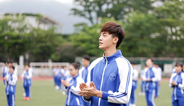 由趙志偉、徐洋、張瑞涵、王菁等主演，黃元達(dá)執(zhí)導(dǎo)、尤丹任制片人的高能青春氧氣劇《蔚藍(lán)50米》近日開播。主演趙志偉與氧氣少年團(tuán)、魔鬼教練展開了一場(chǎng)相愛相殺，為夢(mèng)想擇而不悔的勵(lì)志之旅。